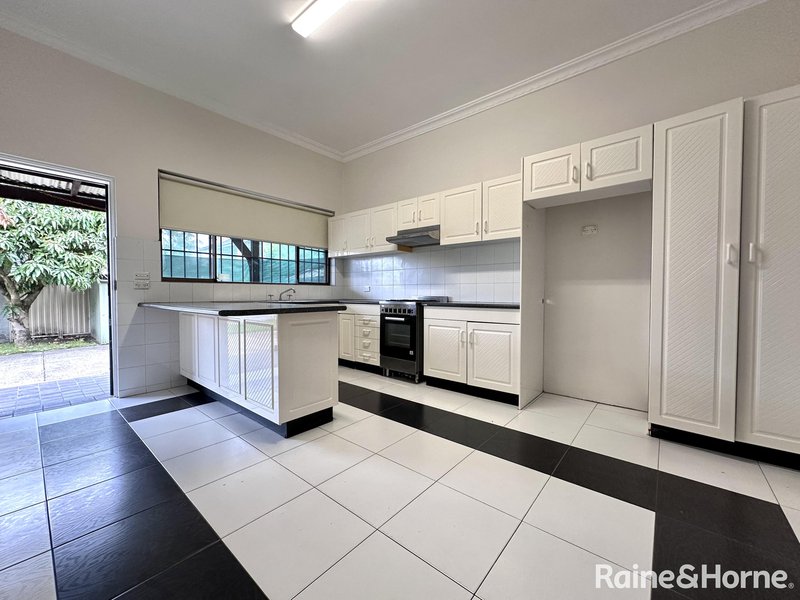 Photo - 122 Sutherland Street, Mascot NSW 2020 - Image 2