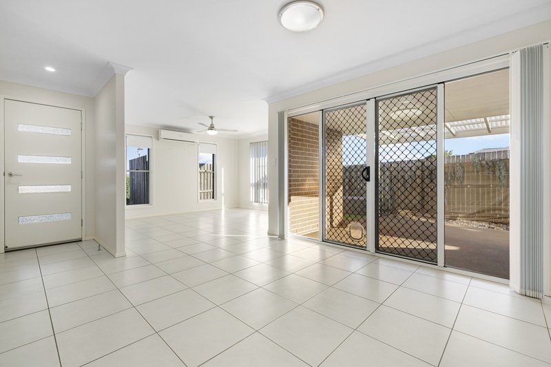 Photo - 1/22 Wigan Avenue, Highfields QLD 4352 - Image 2