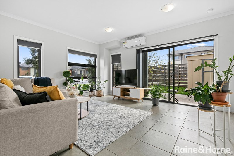 Photo - 123 Arena Avenue, Roxburgh Park VIC 3064 - Image 2