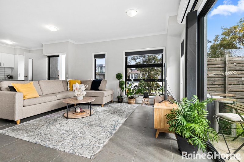 Photo - 123 Arena Avenue, Roxburgh Park VIC 3064 - Image 3