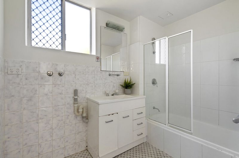 Photo - 1/23 Holland St , Greenslopes QLD 4120 - Image 7