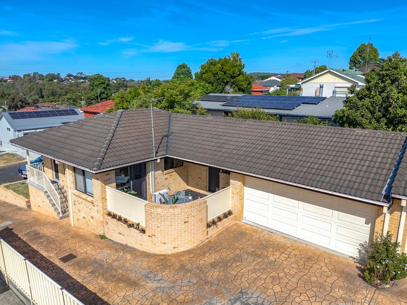 Photo - 1/24 Coolabah Road, Dapto NSW 2530 - Image 2