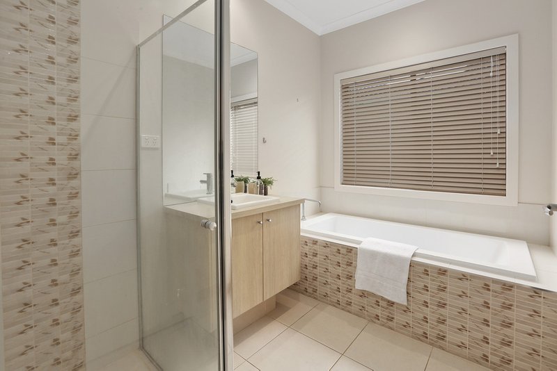 Photo - 124 Eastlakes Boulevard, Lara VIC 3212 - Image 11