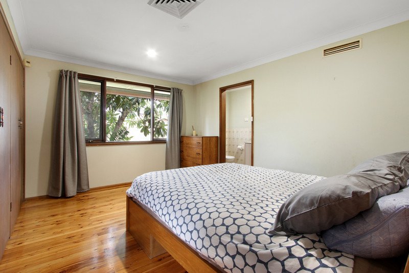 Photo - 124 Explorers Way, St Clair NSW 2759 - Image 4