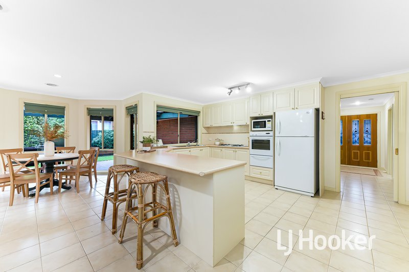 Photo - 124 Lawless Drive, Cranbourne North VIC 3977 - Image 6