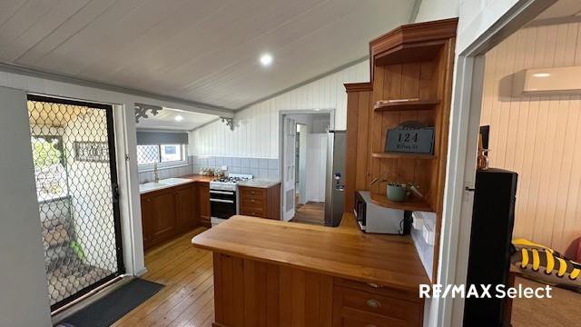 Photo - 124 Milton Street, South Mackay QLD 4740 - Image 6