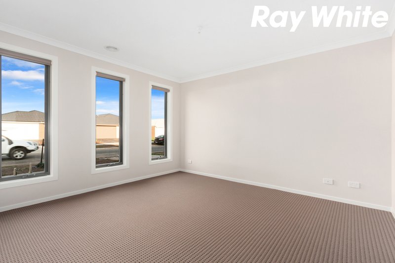 Photo - 124 Park Orchard Drive, Pakenham VIC 3810 - Image 3