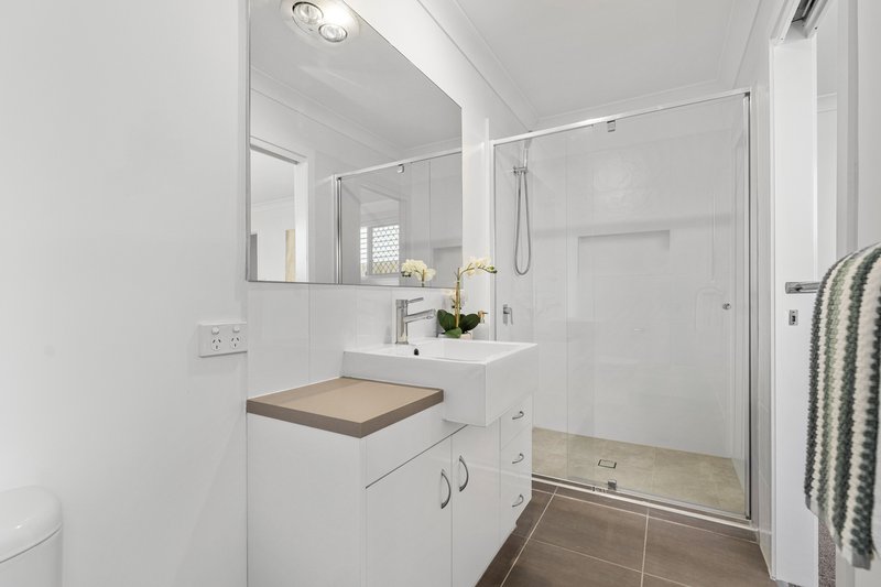 Photo - 124 Singer Street, Wynnum QLD 4178 - Image 3