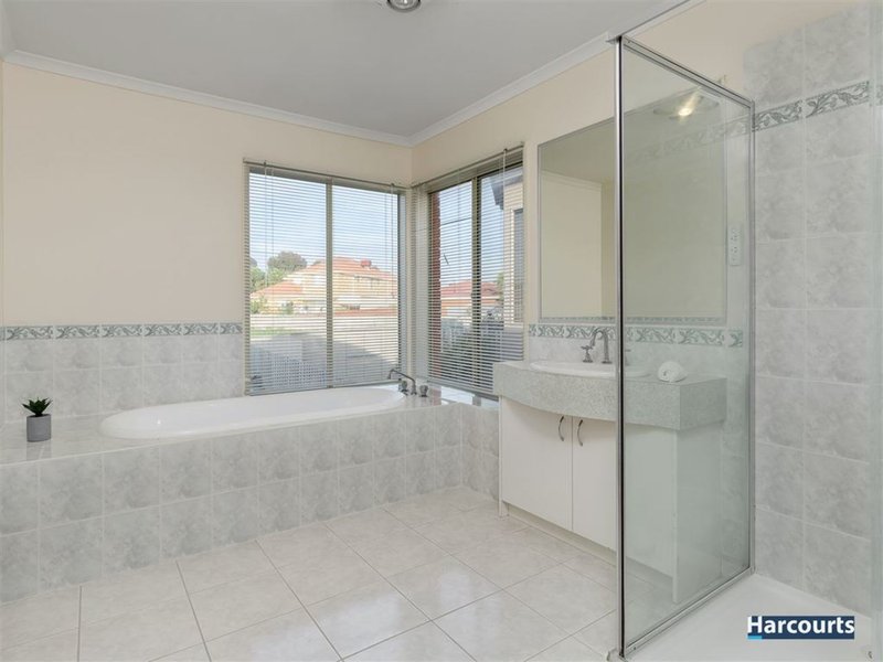 Photo - 124 Turramurra Drive, Rowville VIC 3178 - Image 7