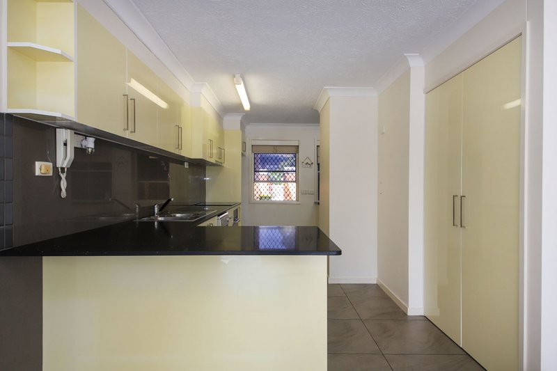 Photo - 1/25-27 Hooker Boulevard, Broadbeach Waters QLD 4218 - Image 3