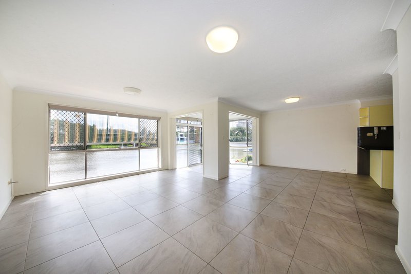 Photo - 1/25-27 Hooker Boulevard, Broadbeach Waters QLD 4218 - Image 5