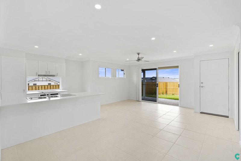 Photo - 1/25 Barnyard Drive, Park Ridge QLD 4125 - Image 3