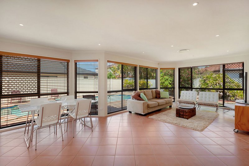 Photo - 125 Dunlin Drive, Burleigh Waters QLD 4220 - Image 4