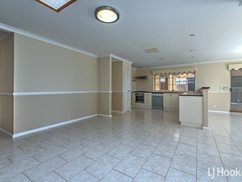 Photo - 125 Forest Lakes Drive, Thornlie WA 6108 - Image 4