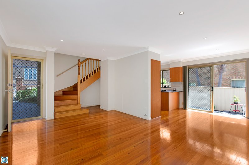 Photo - 1/25 Gladstone Avenue, Wollongong NSW 2500 - Image 2