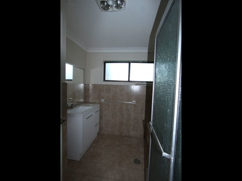 Photo - 1/25 Goodenough Street, Glenfield NSW 2167 - Image 5