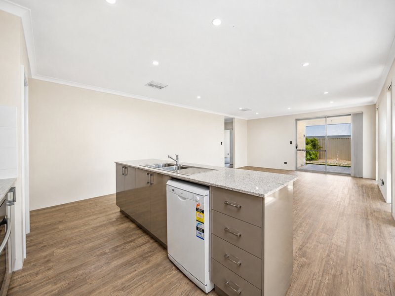 Photo - 125 Sapphire Chase, Wellard WA 6170 - Image 4