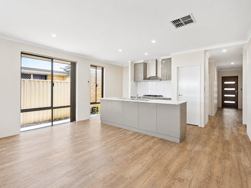 Photo - 125 Sapphire Chase, Wellard WA 6170 - Image 5