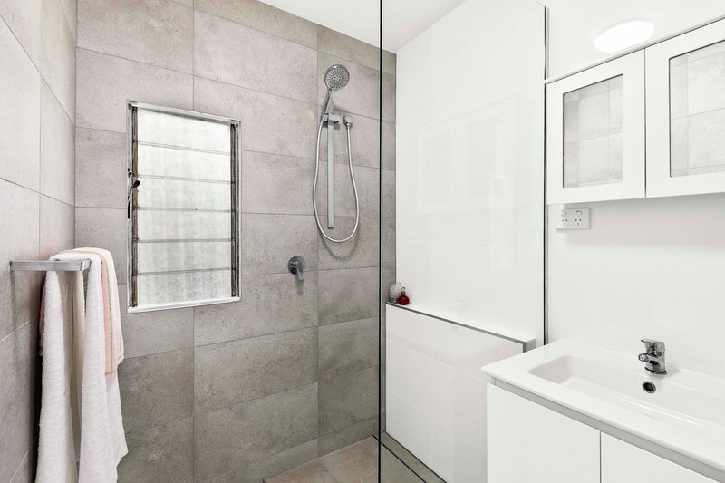 Photo - 1&2/583 Esplanade , Urangan QLD 4655 - Image 9