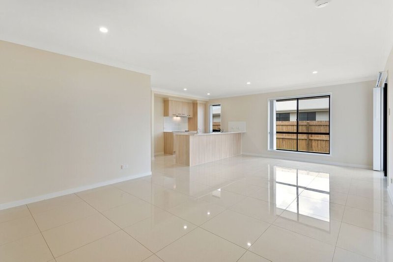 Photo - 1/26 Myrtleford Crescent, Cambooya QLD 4358 - Image 3