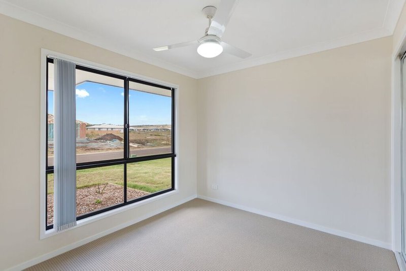 Photo - 1/26 Myrtleford Crescent, Cambooya QLD 4358 - Image 7