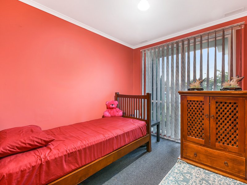 Photo - 126 Oaktree Drive, Hampton Park VIC 3976 - Image 9