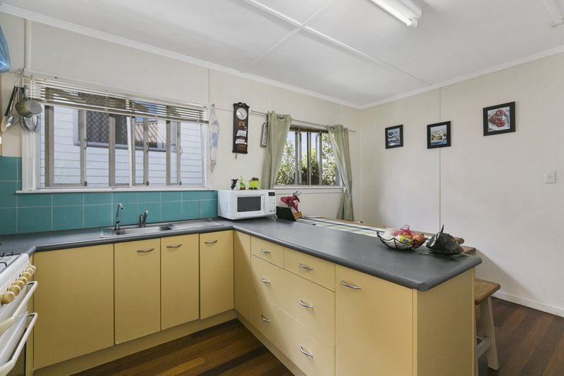 Photo - 126 Singer Street, Wynnum QLD 4178 - Image 2