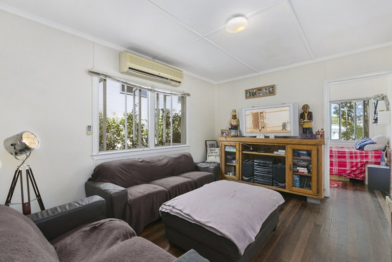 Photo - 126 Singer Street, Wynnum QLD 4178 - Image 3