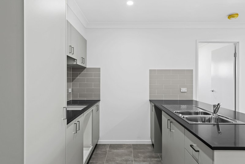 Photo - 1/26 Wicker Road, Park Ridge QLD 4125 - Image 5