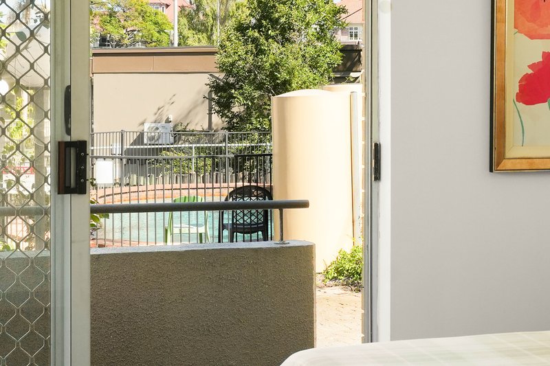 Photo - 1/266 Kingsford Smith Drive, Hamilton QLD 4007 - Image 11