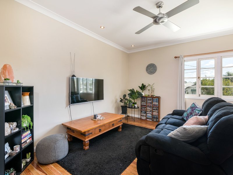 Photo - 127 Beddoes Street, Holland Park QLD 4121 - Image 3