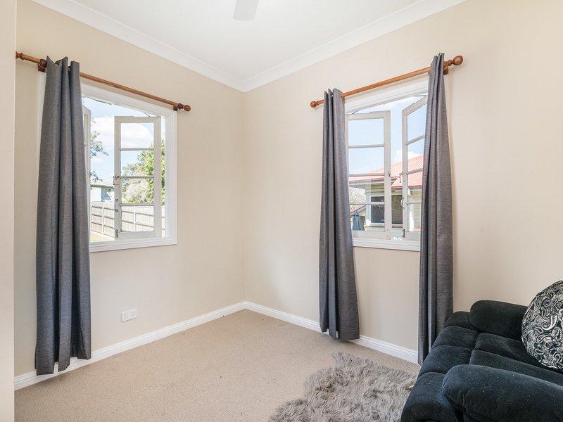 Photo - 127 Beddoes Street, Holland Park QLD 4121 - Image 7