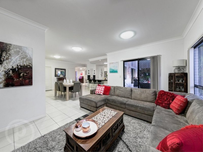 Photo - 127 Gibson Crescent, Bellbowrie QLD 4070 - Image 4