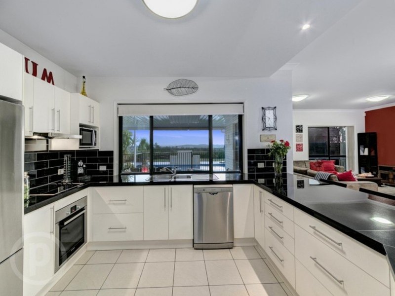 Photo - 127 Gibson Crescent, Bellbowrie QLD 4070 - Image 6