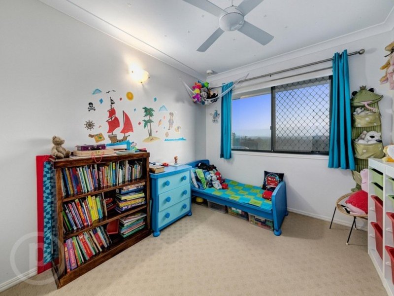 Photo - 127 Gibson Crescent, Bellbowrie QLD 4070 - Image 11