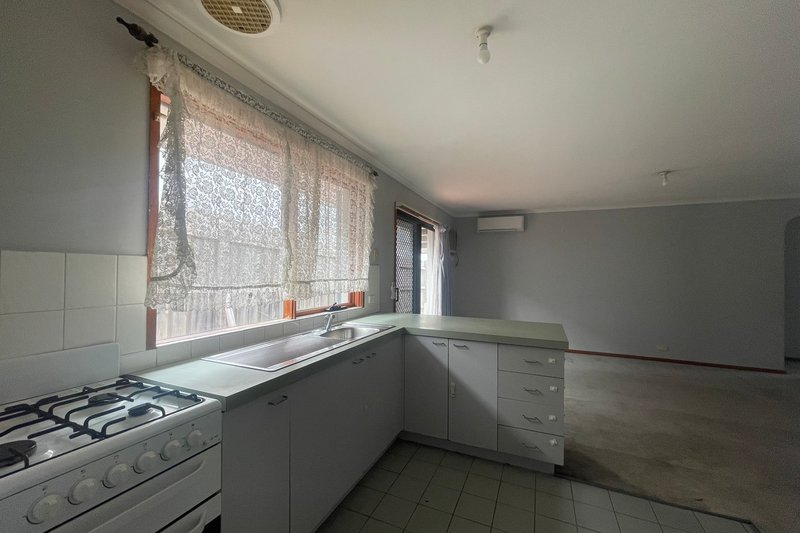 Photo - 1/27 Preston Avenue, Endeavour Hills VIC 3802 - Image 4