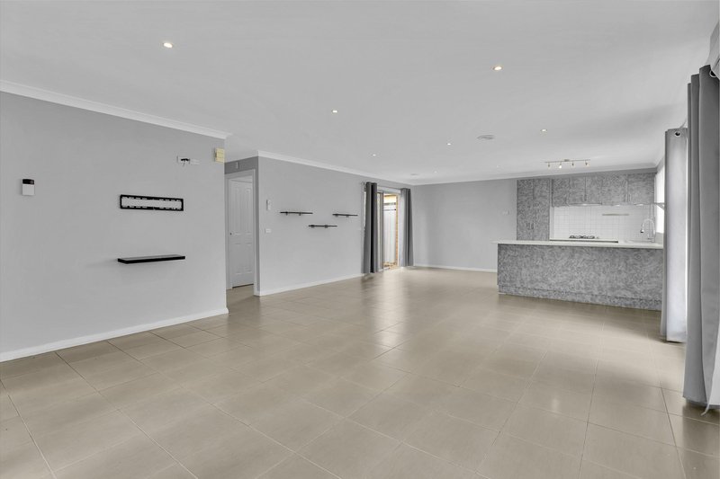 Photo - 1/27 Woorite Place, Wyndham Vale VIC 3024 - Image 4