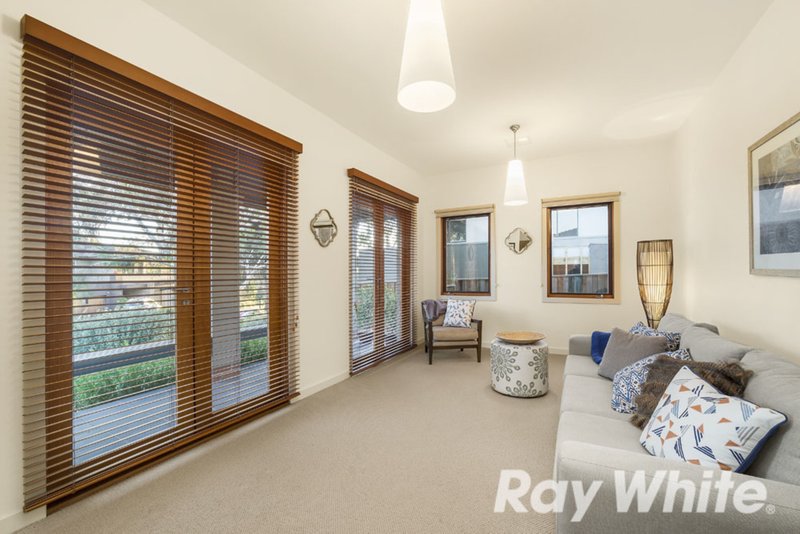 Photo - 128 Ernest Jones Drive, Macleod VIC 3085 - Image 3