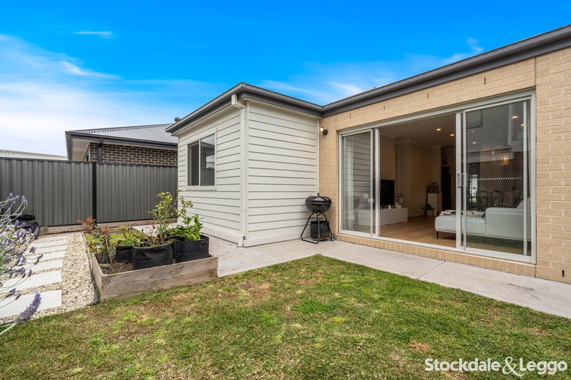 Photo - 128 Juscelina Drive, Craigieburn VIC 3064 - Image 11