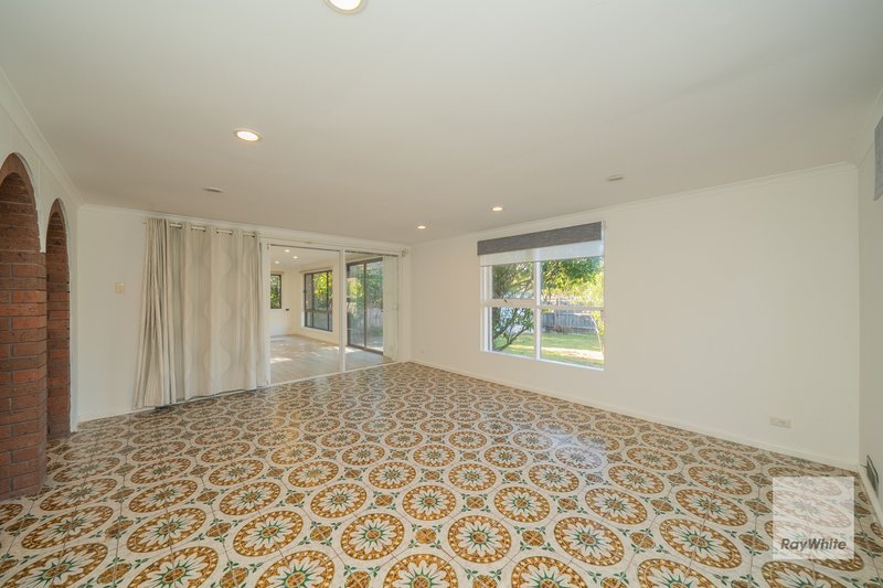 Photo - 128 King Arthur Drive, Glen Waverley VIC 3150 - Image 5