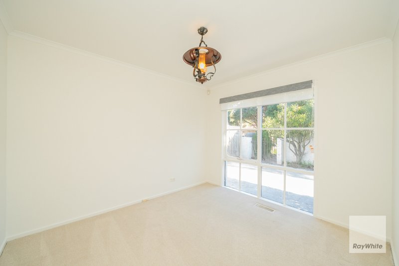 Photo - 128 King Arthur Drive, Glen Waverley VIC 3150 - Image 9
