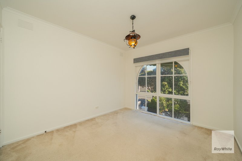 Photo - 128 King Arthur Drive, Glen Waverley VIC 3150 - Image 10