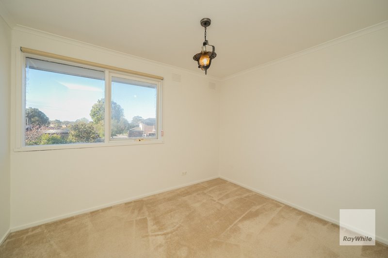 Photo - 128 King Arthur Drive, Glen Waverley VIC 3150 - Image 11
