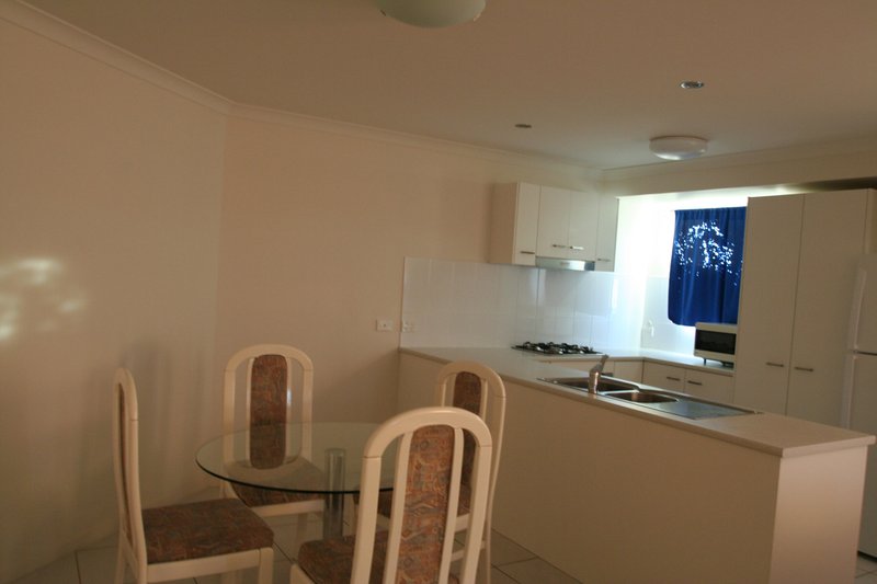 Photo - 1/28 Lakeside Drive, Emerald QLD 4720 - Image 3