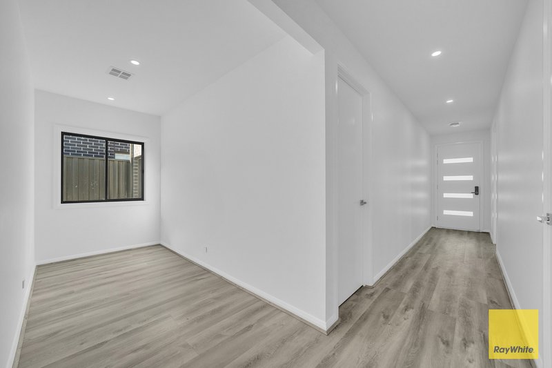 Photo - 128 Mckinley Drive, Truganina VIC 3029 - Image 4