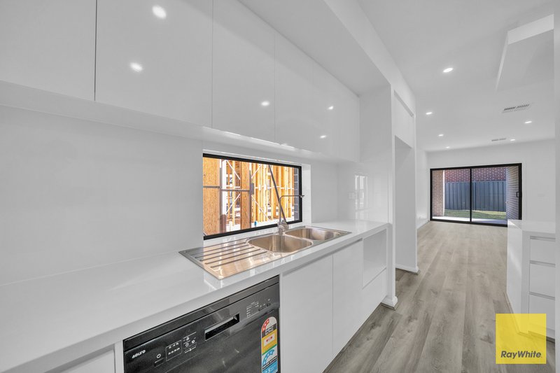 Photo - 128 Mckinley Drive, Truganina VIC 3029 - Image 7