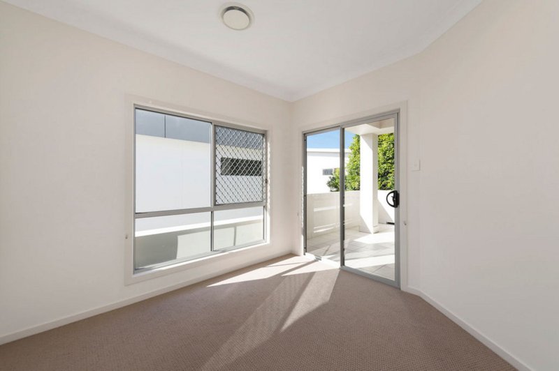 Photo - 1/28 Milton Avenue, Paradise Point QLD 4216 - Image 16