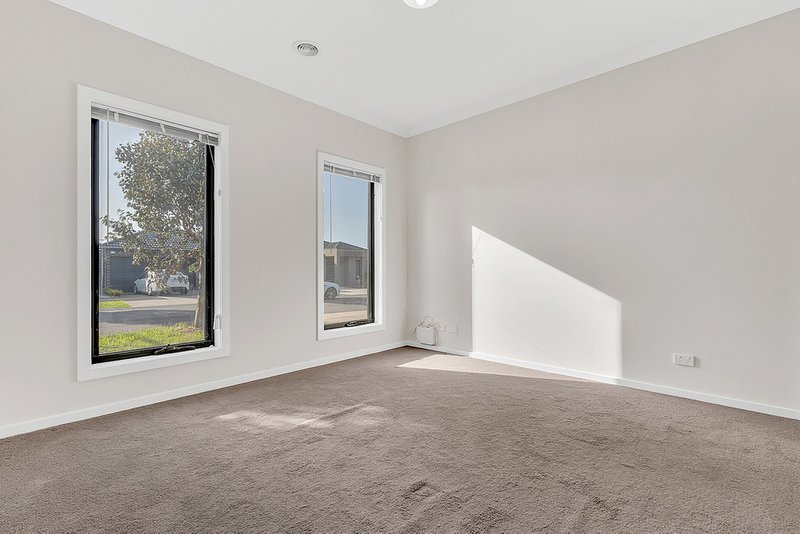 Photo - 128 Wattletree Street, Craigieburn VIC 3064 - Image 4