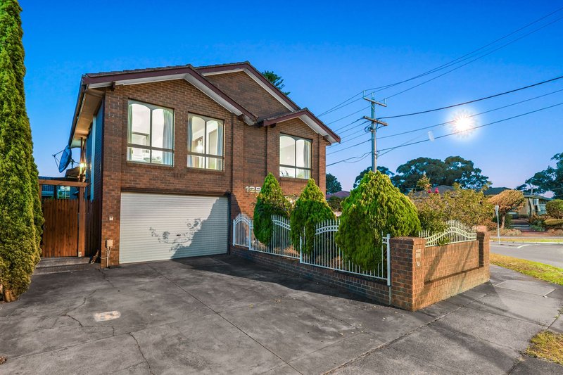 Photo - 129 Kingsclere Avenue, Keysborough VIC 3173 - Image 2