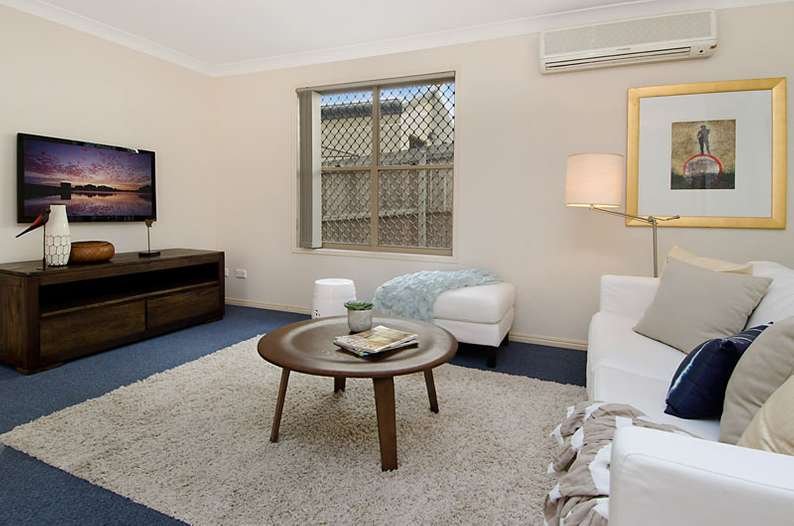 Photo - 1/29 Oatland Crescent, Holland Park West QLD 4121 - Image 3